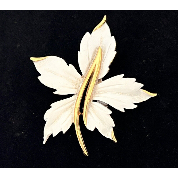 Vintage Unusual White Leaf Enamel w/ Brass Gold Trim Brooch Pin - Picture 1 of 3